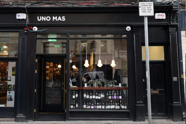 Shopfront signwriting Uno Mas Dublin